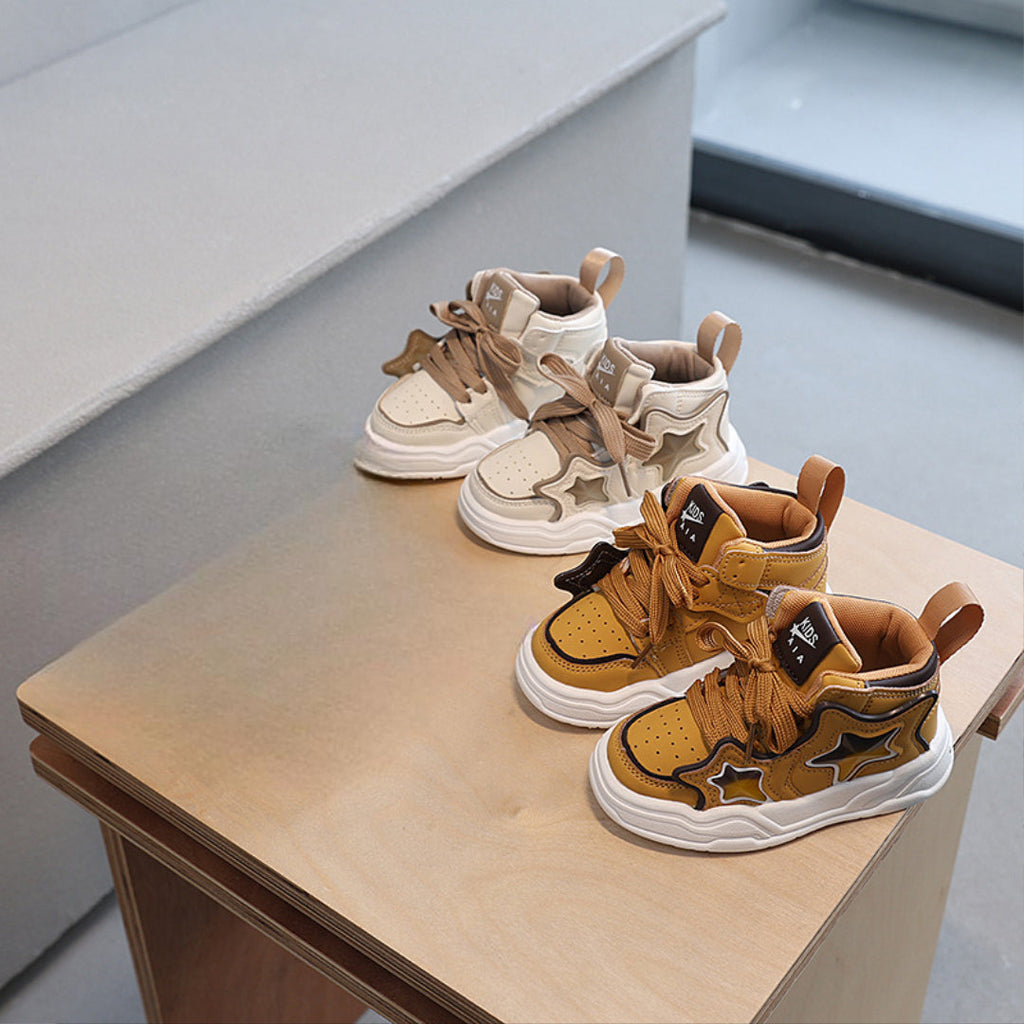 Zapatillas deportivas para niños con diseño moderno