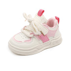 Zapato deportivo con combinación de colores rosa y blanco, de diseño moderno para niñas en España