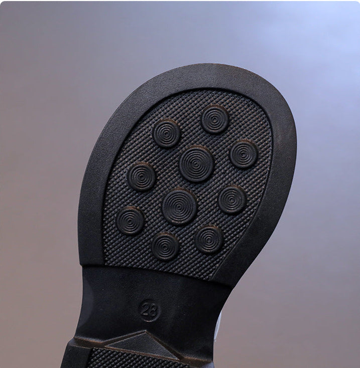 Zapato para niña con diseño brillante y lazada elegante en España