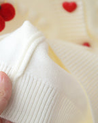 Cárdigan Infantil de Punto con Bordados de Cerezas y Botones de Corazón