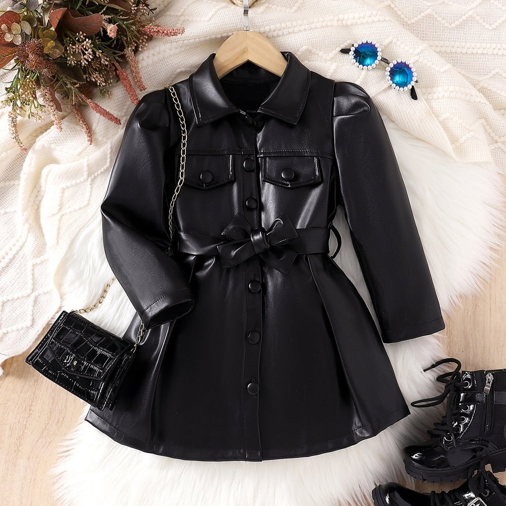 Abrigo de cuero negro con diseño elegante.