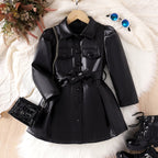 Abrigo de cuero negro con diseño elegante.