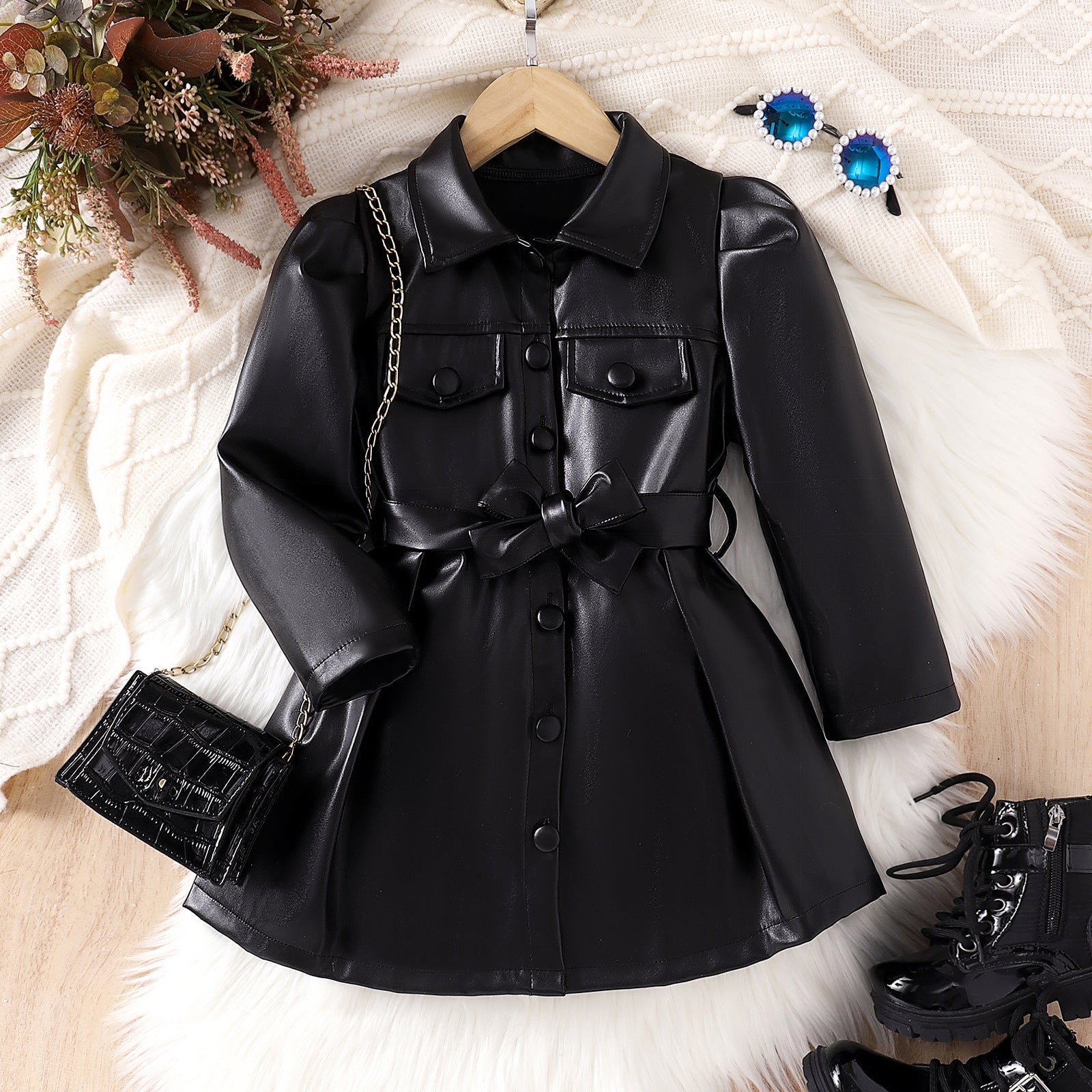 Abrigo de cuero negro con diseño elegante.