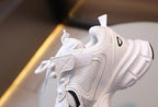 Zapatillas deportivas para niños con diseño moderno en España