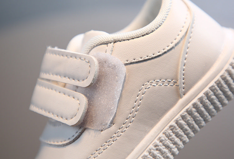 Zapato blanco de diseño moderno y ligero en España