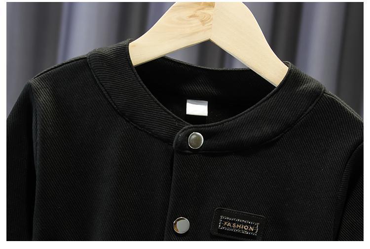 Conjunto niño 3 piezas: chaqueta negra, camiseta de rayas y pantalón beige | ropa niño elegante en España