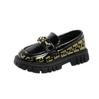 Zapato tipo loafer con diseño moderno y detalle dorado elegante en España