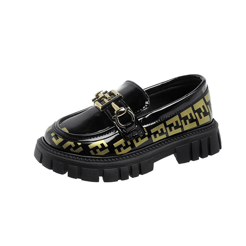 Zapato tipo loafer con diseño moderno y detalle dorado elegante en España
