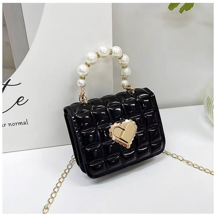 Bolso pequeño de perlas con cierre dorado en forma de corazón y diseño moderno para niñas