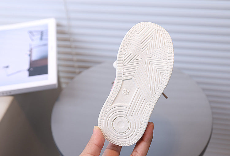 Zapato deportivo con combinación de colores rosa y blanco, de diseño moderno para niñas en España