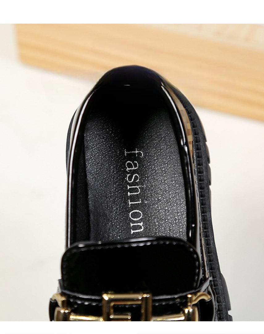 Zapato tipo loafer con diseño moderno y detalle dorado elegante en España