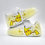 Zapato infantil blanco con diseño de dibujos animados. en España