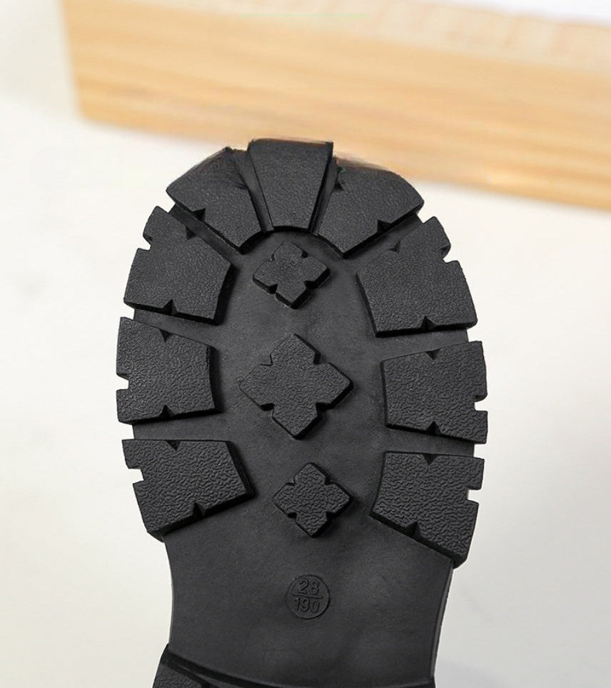 Zapato tipo loafer con diseño moderno y detalle dorado elegante en España