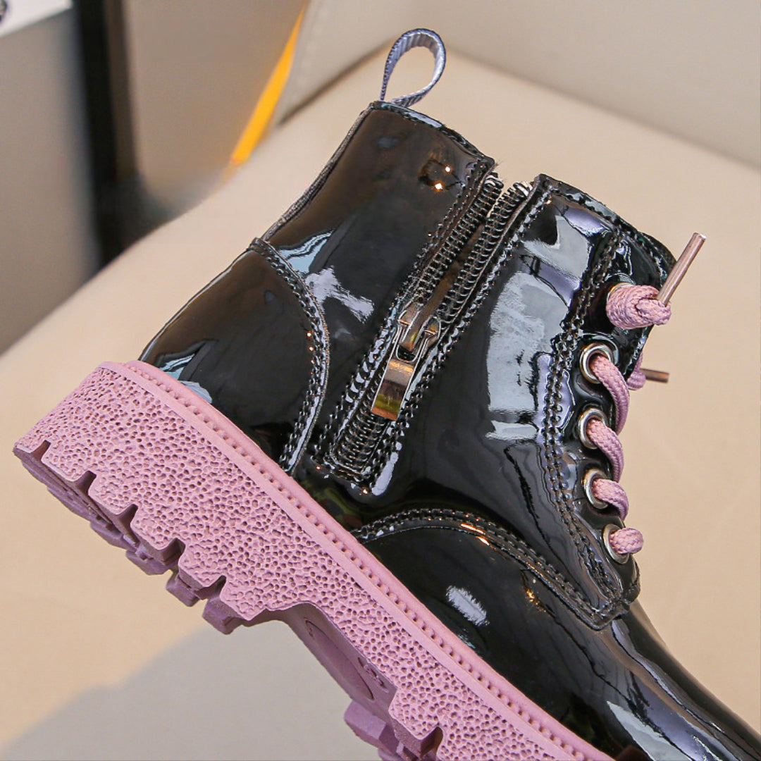 Bota de invierno brillante con estilo moderno para niños