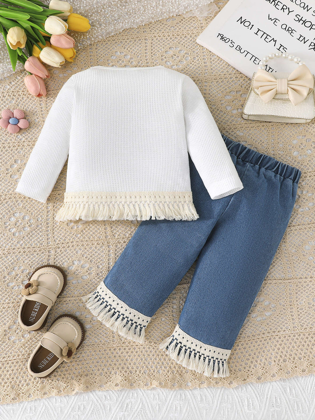 Conjunto de Blusa Acanalada Blanca y Vaqueros Clásicos