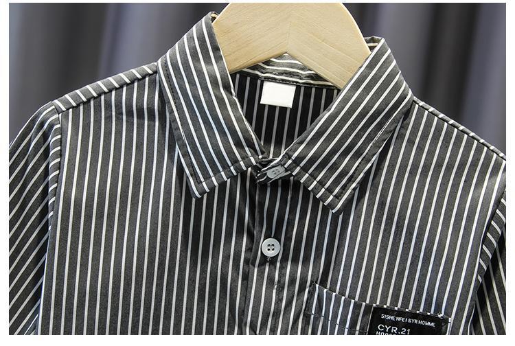 Conjunto niño 3 piezas: chaqueta negra, camiseta de rayas y pantalón beige | ropa niño elegante en España