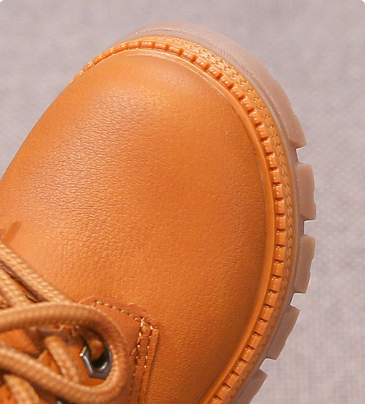 Bota de invierno de diseño moderno con dibujo lateral de osito en España