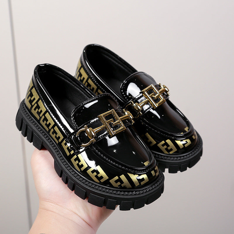 Zapato tipo loafer con diseño moderno y detalle dorado elegante