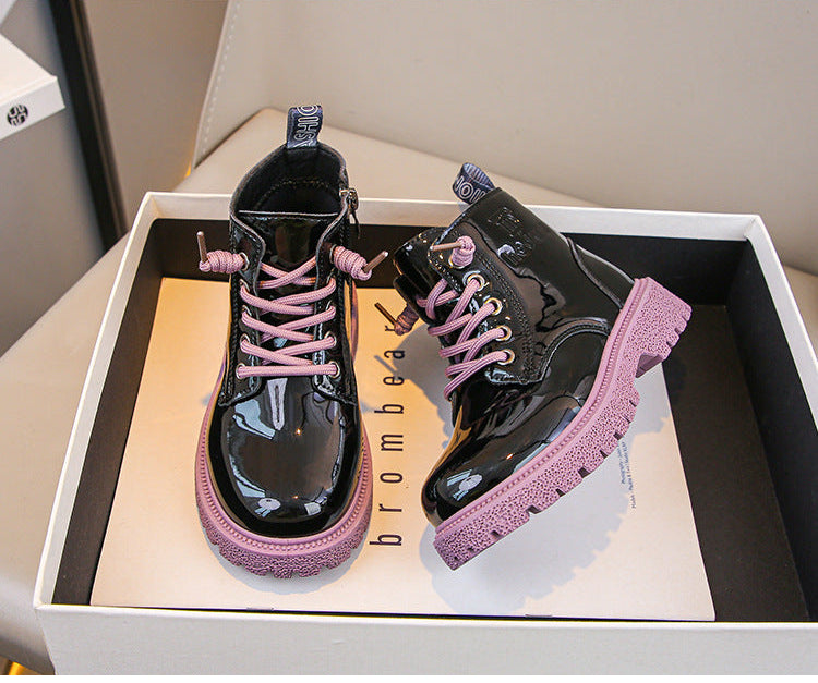 Bota de invierno brillante con estilo moderno para niños