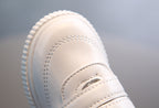 Zapato blanco de diseño moderno y ligero en España