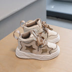 Zapatillas deportivas para niños con diseño moderno