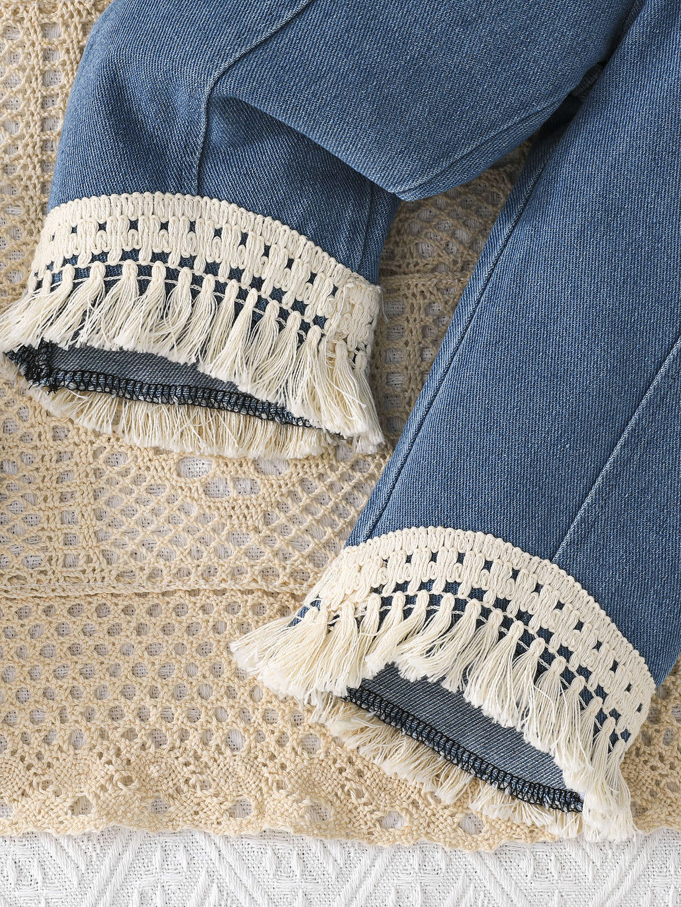 Conjunto de Blusa Acanalada Blanca y Vaqueros Clásicos