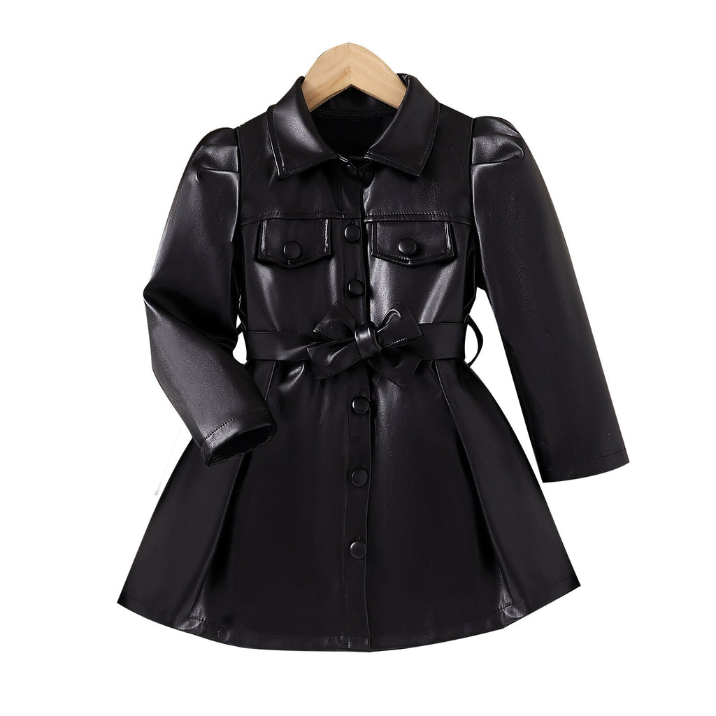 Abrigo de cuero negro con diseño elegante.