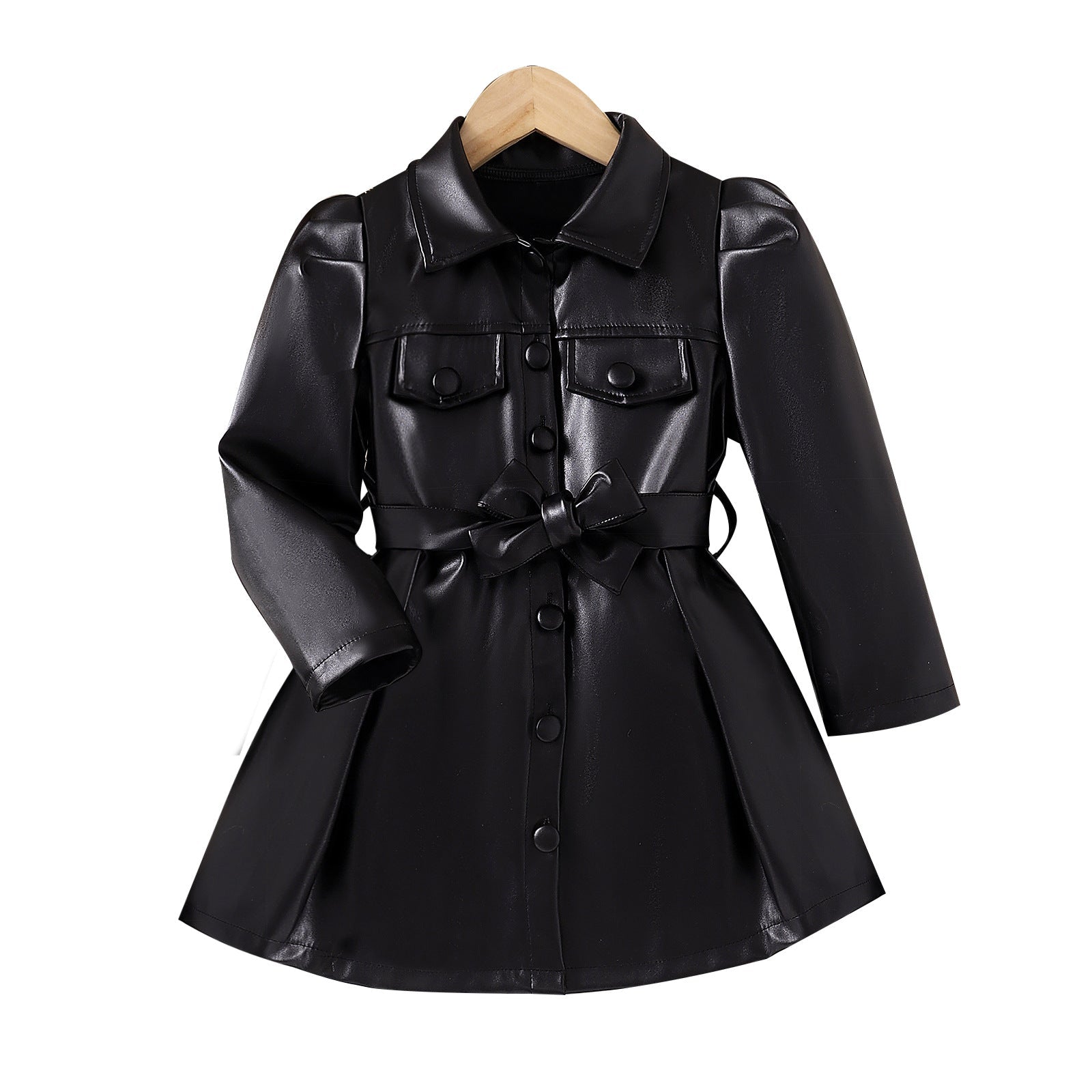 Abrigo de cuero negro con diseño elegante.