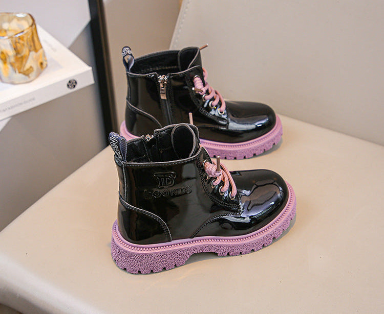 Bota de invierno brillante con estilo moderno para niños