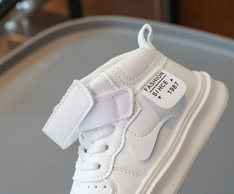 Zapato deportivo con diseño moderno en color blanco en España
