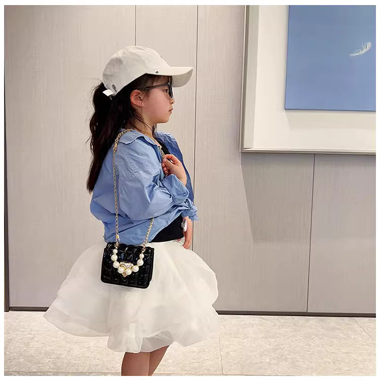 Bolso pequeño de perlas con cierre dorado en forma de corazón y diseño moderno para niñas