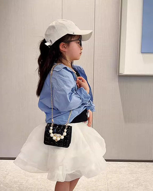 Bolso niña pequeño de perlas con cadena dorada y cierre en forma de corazón | bolso infantil moderno en España
