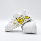 Zapato infantil blanco con diseño de dibujos animados. en España
