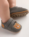 Zapatos bebé recién nacido de tela bordada con osito y cierre de velcro – calzado suave para bebés en España