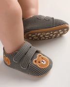 Zapatos bebé recién nacido de tela bordada con osito y cierre de velcro – calzado suave para bebés en España