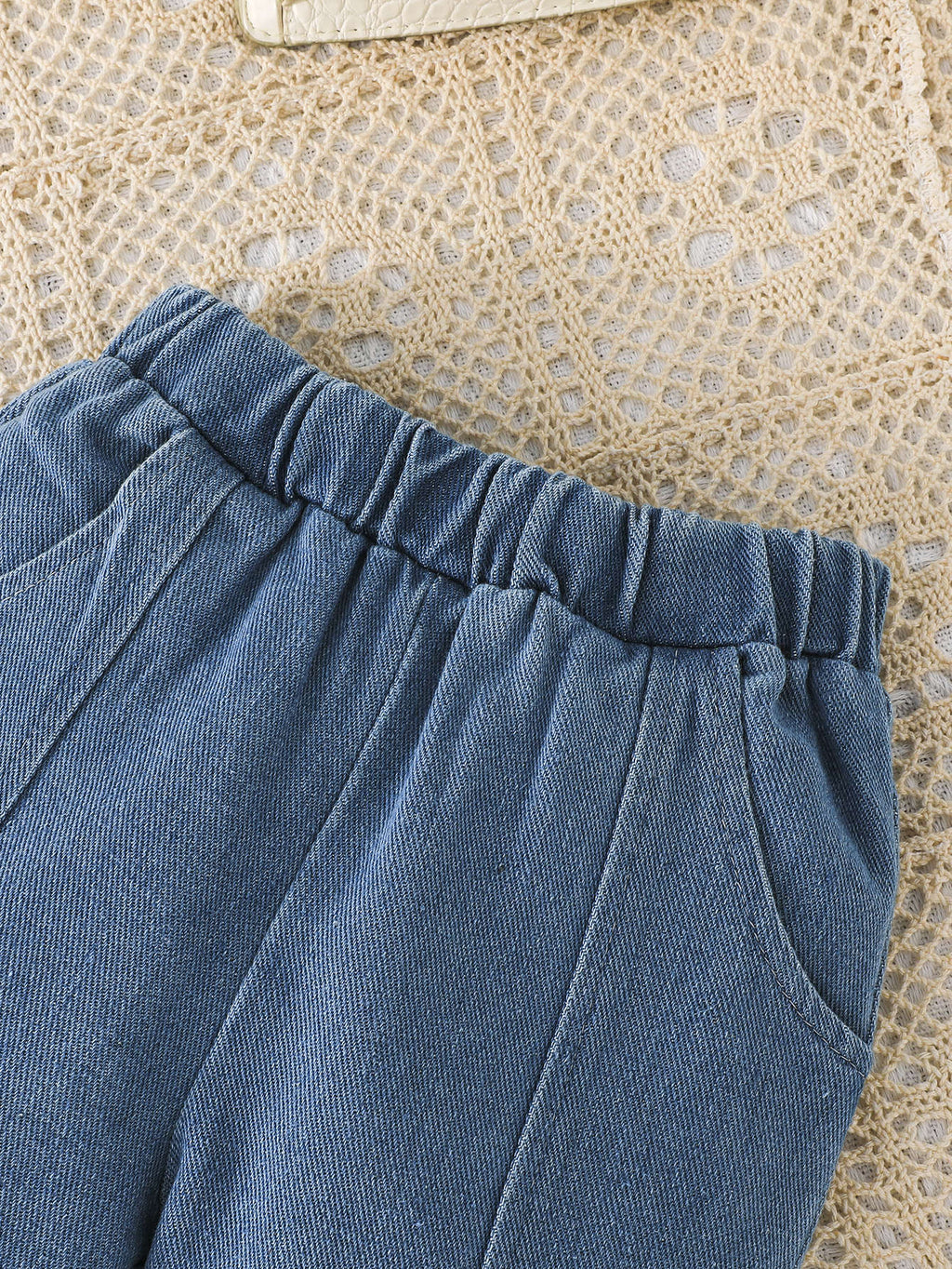 Conjunto de Blusa Acanalada Blanca y Vaqueros Clásicos