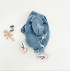 Mono vaquero de una pieza con diseño moderno