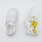 Zapato infantil blanco con diseño de dibujos animados. en España