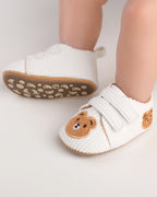 Zapatos bebé recién nacido de tela bordada con osito y cierre de velcro – calzado suave para bebés en España