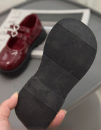 Zapato clásico elegante con diseño brillante en España