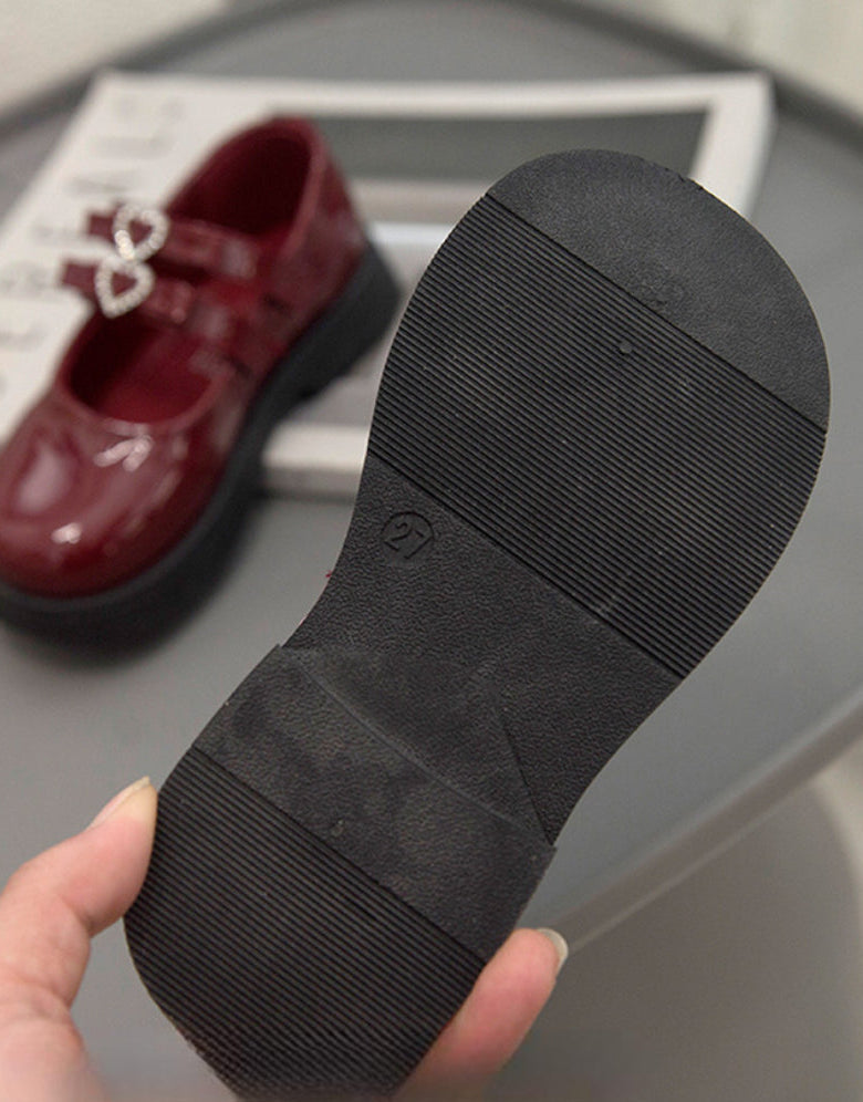 Zapato clásico elegante con diseño brillante en España