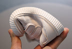 Zapato blanco de diseño moderno y ligero en España