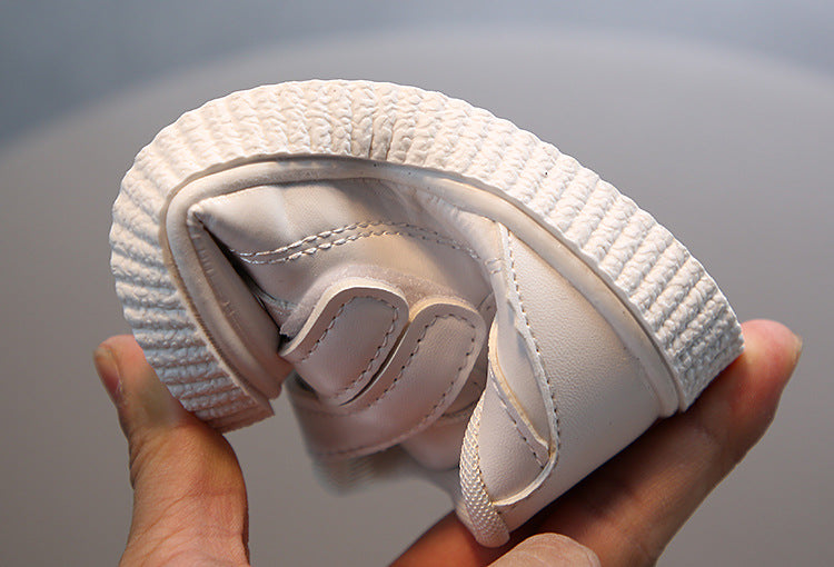 Zapato blanco de diseño moderno y ligero en España