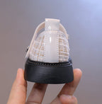 Zapato para niña con diseño brillante y lazada elegante en España
