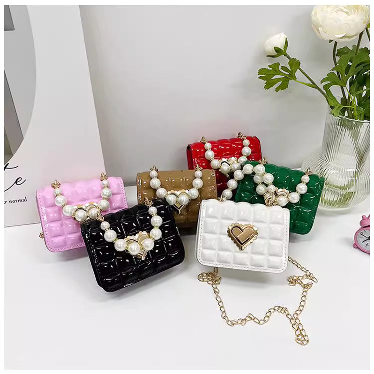 Bolso pequeño de perlas con cierre dorado en forma de corazón y diseño moderno para niñas
