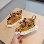 Zapatillas deportivas para niños con diseño moderno