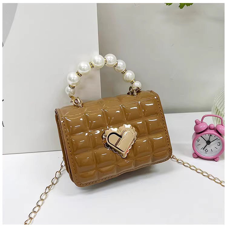 Bolso pequeño de perlas con cierre dorado en forma de corazón y diseño moderno para niñas