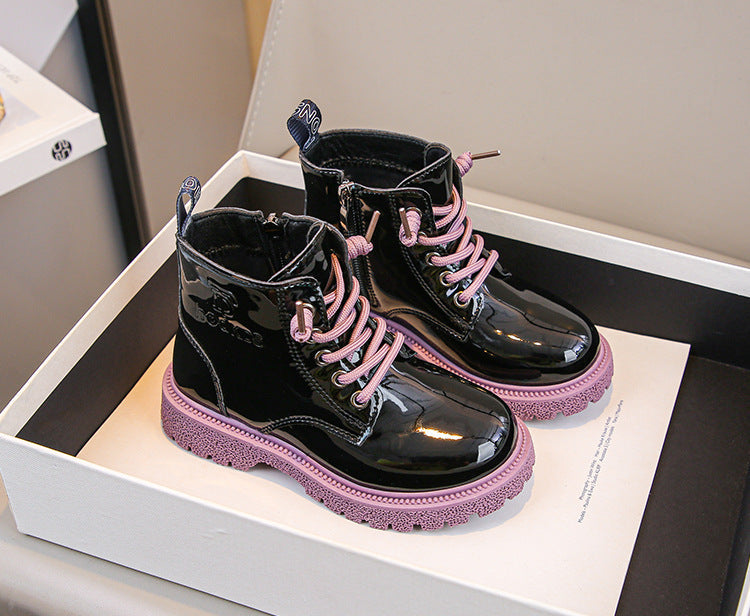 Bota de invierno brillante con estilo moderno para niños