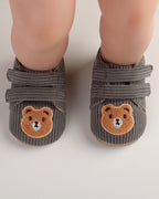 Zapatos bebé recién nacido de tela bordada con osito y cierre de velcro – calzado suave para bebés en España