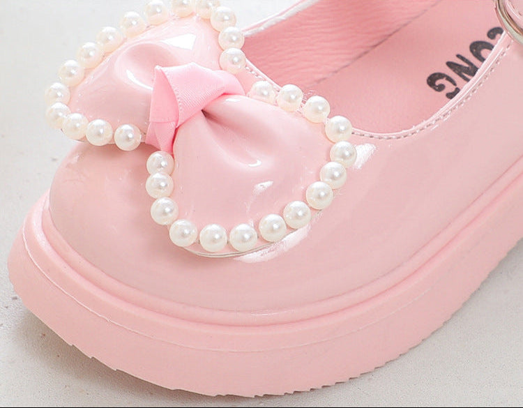 Zapato para niña con diseño de moño adornado con perlas en España